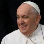 Papa Francisco apresenta melhora e volta 'ao trabalho' no hospital