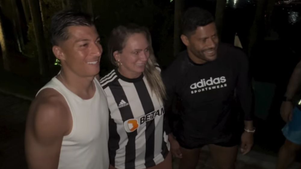 Hulk aproveita folga ao lado de jogador do Atlético e atende fãs; assista