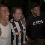 Hulk aproveita folga ao lado de jogador do Atlético e atende fãs; assista