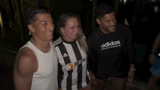 Franco e Hulk atendendo torcedores