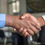 Aperto de mão fraco pode ser sinal de depressão, aponta estudo