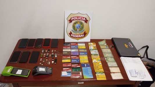 Foto mostra cartões, aparelhos celulares e outros itens apreendidos pela Polícia Federal