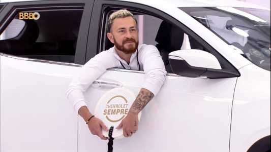 Fred comentou com Domitila que não sabe o modelo do carro que tem