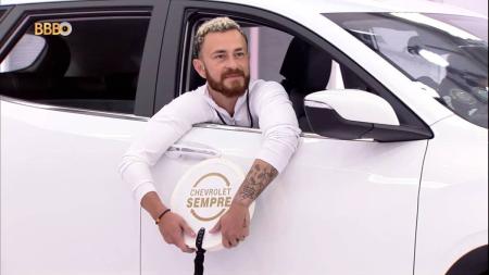 Fred comentou com Domitila que não sabe o modelo do carro que tem