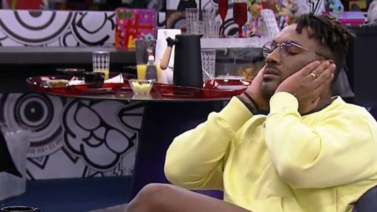 Fred Nicácio cobriu as orelhas com as mãos após a ida de Marília ao banheiro