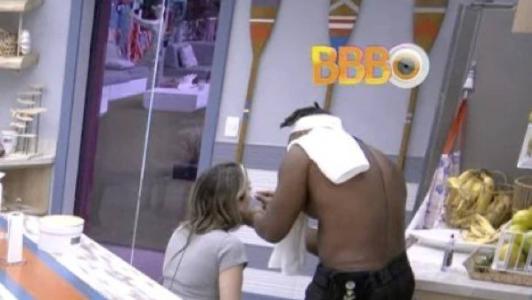 Fred Nicácio cuida de rosto de Amanda