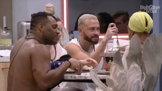 Fred Nicácio e Aline conversaram sobre suas relações fora da casa