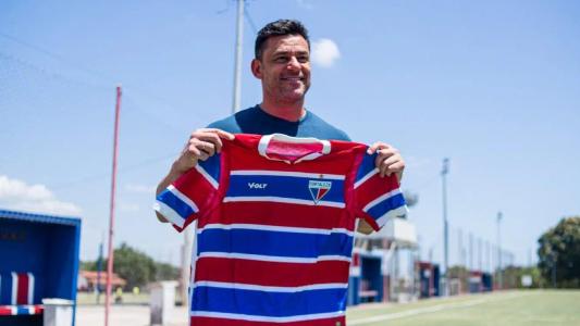Fred posa com a camisa do Fortaleza no CT Ribamar Bezerra