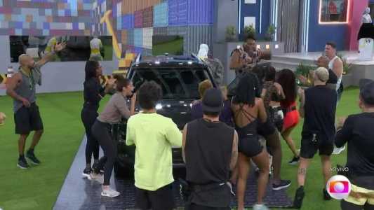 Fred volta para o jogo dentro de carro