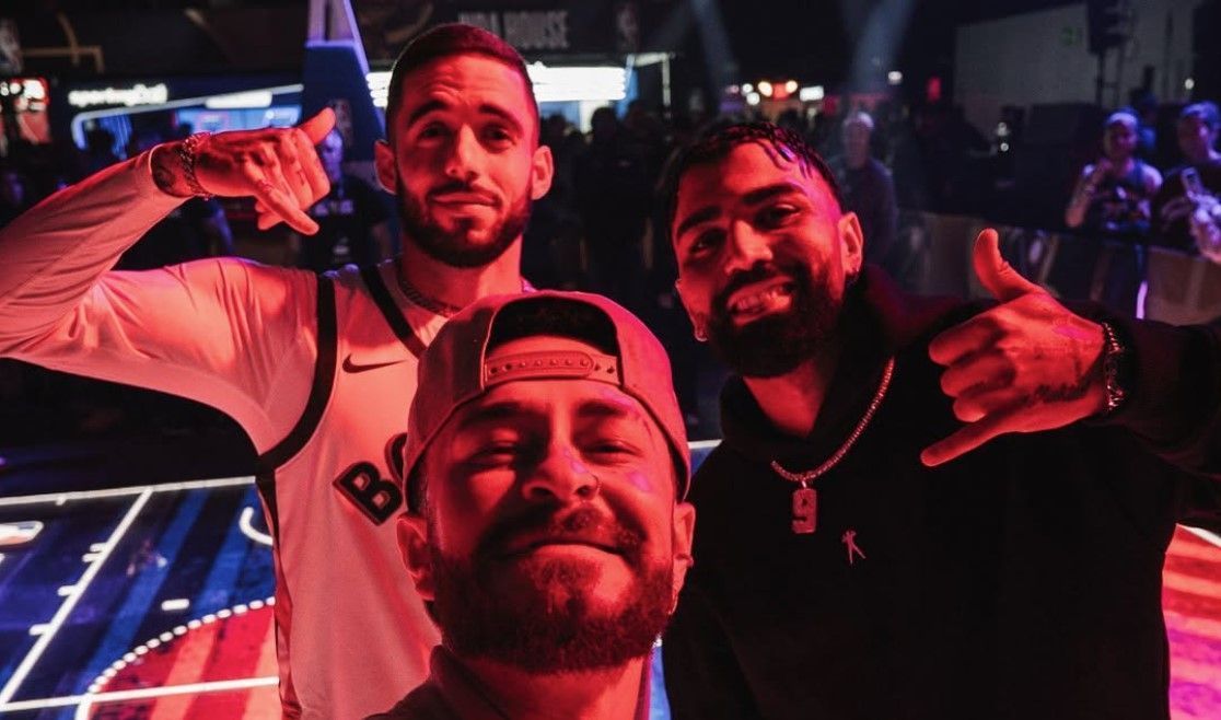 Gabigol, do Cruzeiro, enfrenta apresentador e astro da Kings League em 'mini game'