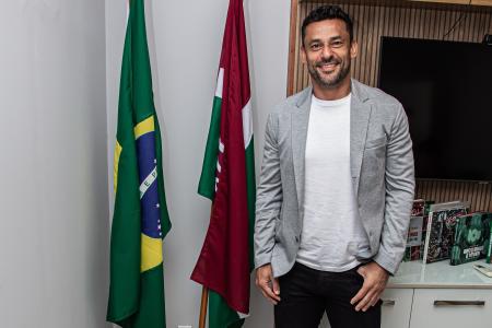 Um jogo emocionante, digno dos noves títulos mundiais que estavam em campo. O Brasil voltou a apresentar um bom futebol e mostrou porque é pentacampeão mundial. Venceu a Itália por 4 a 2, na tarde deste domingo, na Fonte Nova, em Salvador, e garantiu