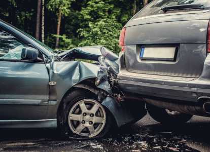 Dois carros em envolvidos em colisão