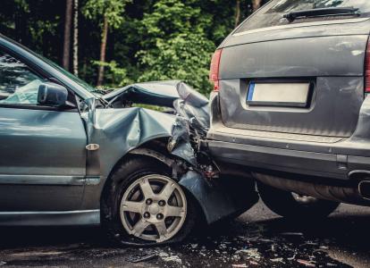 Dois carros em envolvidos em colisão