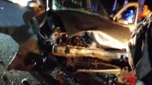 Frente do carro ficou completamente destruída, mas motorista não se feriu