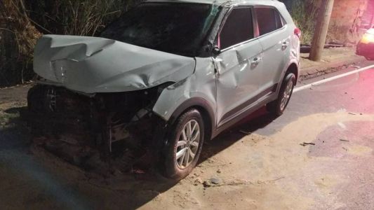 Frente do veículo ficou destruída