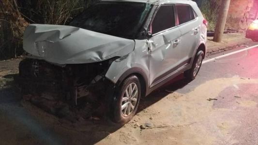 Frente do veículo ficou destruída