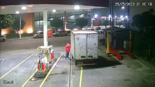 Frentista é arrastado por caminhão e morre ao tentar evitar calote em posto de combustível em SP.