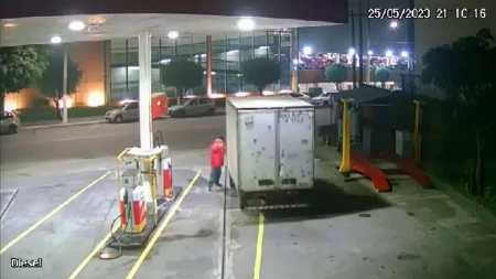 Frentista é arrastado por caminhão e morre ao tentar evitar calote em posto de combustível em SP.