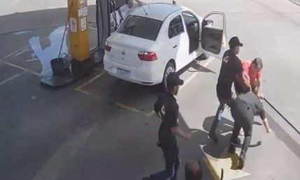 Vídeo: frentista é agredida por cliente em Uberlândia ao negar encher galão de amaciante