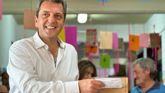 O candidato peronista Sergio Massa (Unión por la Patria) lidera a corrida presidencial na Argentina, com 36% dos votos