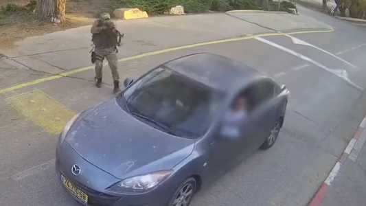 O vídeo mostra dois homens chegando à entrada de Be'eri, um kibutz ao sul do país, próximo à Faixa de Gaza