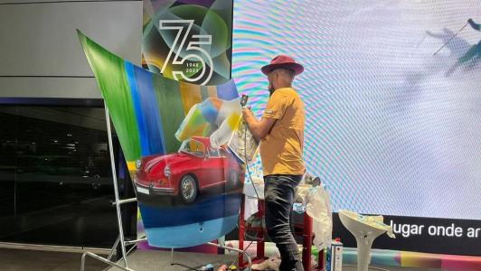 Kobra pintou, ao vivo, o primeiro carro da marca