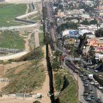 EUA: mudança na regra reduz pela metade ingresso de migrantes pelo México