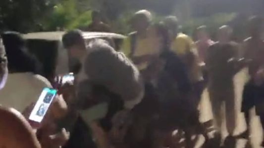 Manifestantes foram até a casa do vice-prefeito de Esmeraldas para protestar contra a falta d'água