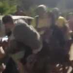Vídeo: protesto contra falta d'água termina em confusão em Esmeraldas (MG); morador alega ter sido vítima de violência policial