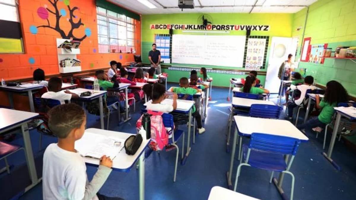 Professores da rede municipal de BH estão paralisados nesta terça-feira (22)