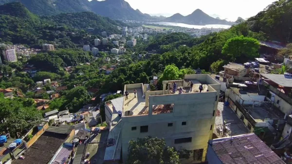 Avaliada em 2,5 milhões, 'mansão do tráfico' é destruída no Rio