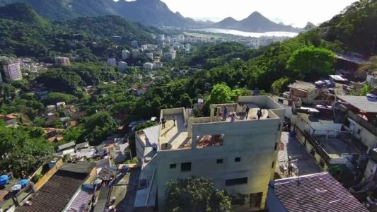 Construção tinha piscina e vista privilegiada para pontos turísticos do Rio