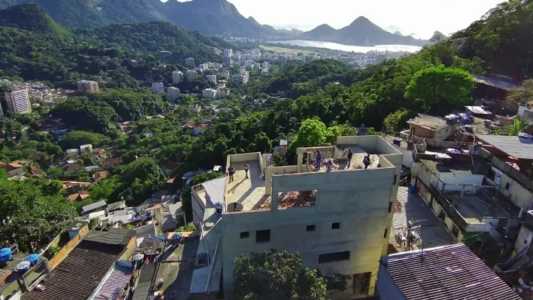 Construção tinha piscina e vista privilegiada para pontos turísticos do Rio