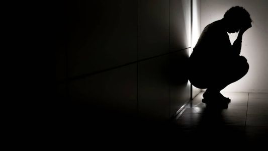 Desde 2018, o descumprimento é considerado crime no Brasil, tipificado pela "Lei Maria da Penha".