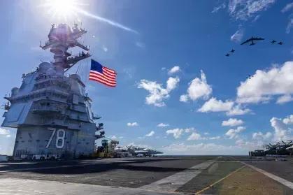 O porta-aviões USS Gerald R. Ford, os caças FA-18EF Super Hornets dos Esquadrões de Caça de Ataque 31, 37, 87 e 213 da Ala Aérea Embarcada, e um bombardeiro B-52 Stratofortress da Força Aérea operam juntos