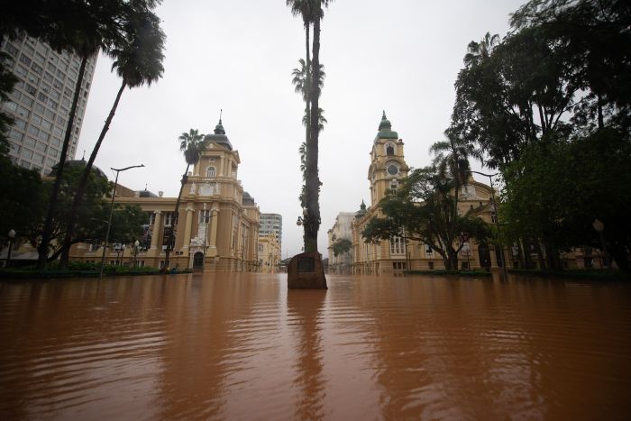 Temporais em Porto Alegre deixam ruas e avenidas completamente alagadas 