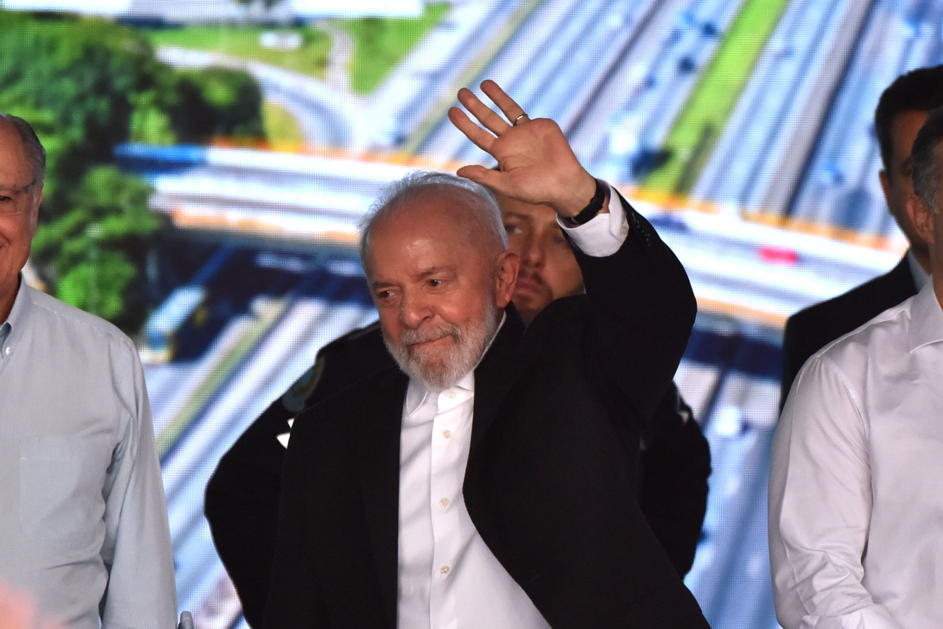 Lula comemora resultado do PIB e diz que Brasil chegará à oitava economia do mundo