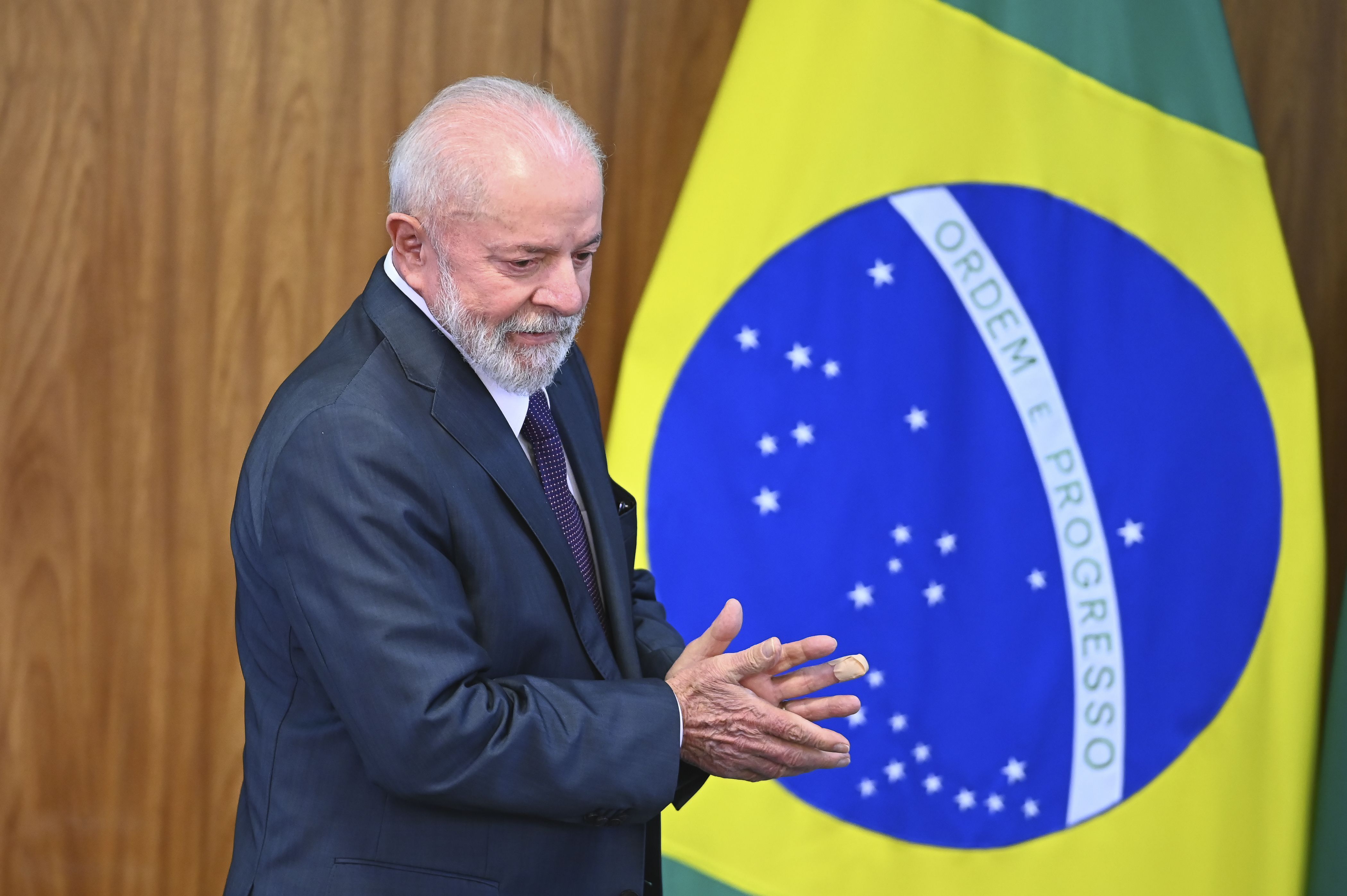 Lula: 'Não é correto jogar culpa de qualquer ajuste fiscal em cima do mínimo'