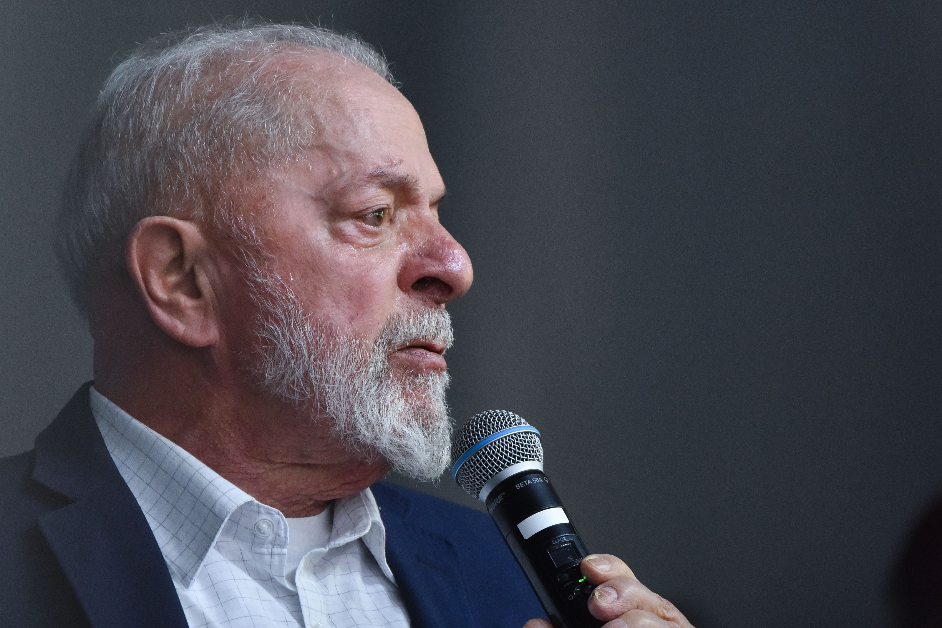 Lula não cala, dólar chega a R$ 5,70