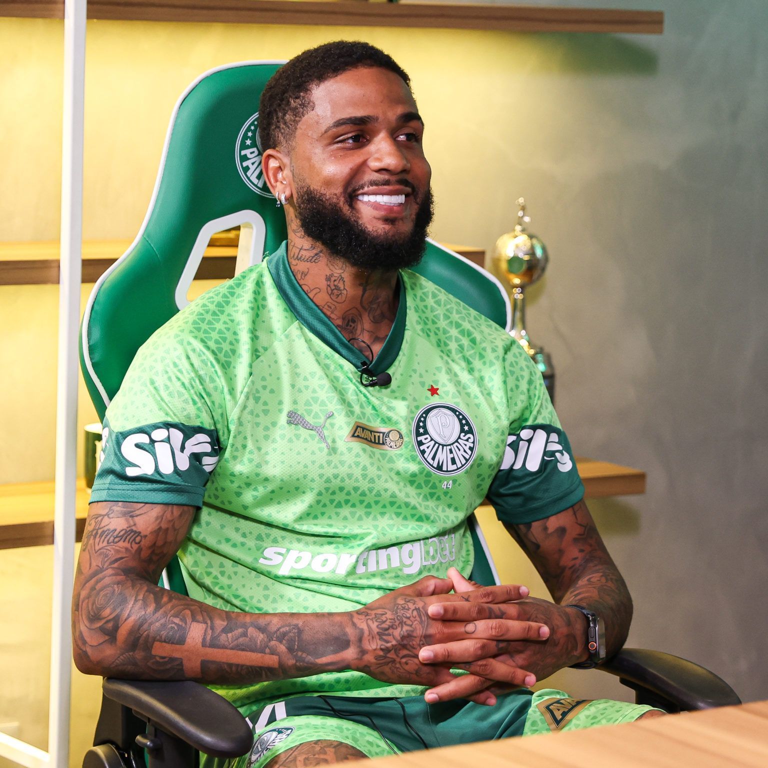 Palmeiras oficializa contratação de Micael, ex-zagueiro do Atlético