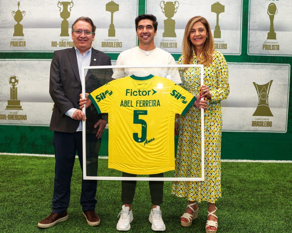 Palmeiras homenageia Abel Ferreira, que reage e manda recado à Leila