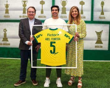 Abel Ferreira recebe homenagem do Palmeiras