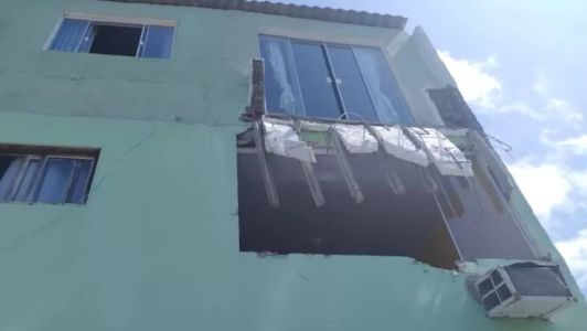 A sacada ficava no terceiro andar de edifício