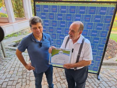 Fuad Noman mostra certificado que oficializa BH como 'Cidade Árvore do Mundo'