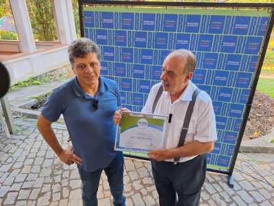 Fuad Noman mostra certificado que oficializa BH como 'Cidade Árvore do Mundo'