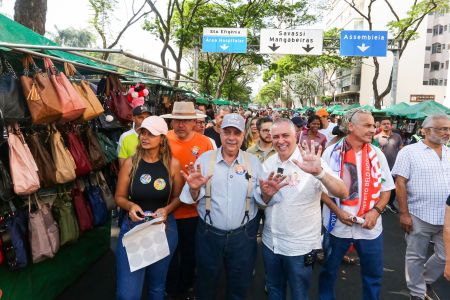 Na imagem, Fuad Noman (esquerda) e Álvaro Damião (direita). Fuad é um homem branco, de bigode branco e usa camisa social branca e suspensório bege. Ao lado dele, Álvaro é um homem branco, usa camisa social preta e boné branco com a logo do partido União Brasil.