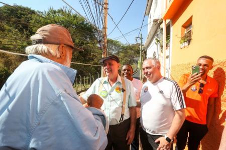 Na imagem, Fuad Noman (esquerda) e Álvaro Damião (direita). Fuad é um homem branco, de bigode branco e usa camisa social branca e suspensório bege. Ao lado dele, Álvaro é um homem branco, usa camisa social preta e boné branco com a logo do partido União Brasil.