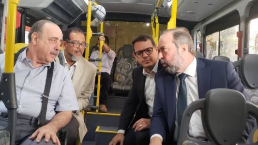 Fuad Noman e Alexandre Silveira acompanharam primeiros testes de ônibus movido a energia limpa em BH