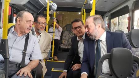 Fuad Noman e Alexandre Silveira acompanharam primeiros testes de ônibus movido a energia limpa em BH