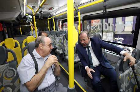 Fuad Noman e Alexandre Silveira conversam no interior de ônibus em BH